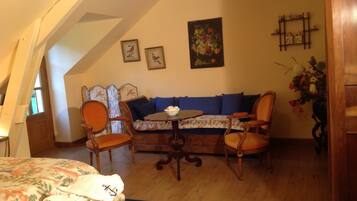 Double Room (Agnes) | Individually decorated, individually furnished, soundproofing