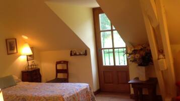 Twin Room (Isabelle) | Individually decorated, individually furnished, soundproofing
