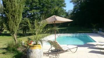 Kolam renang outdoor, dengan payung kolam renang dan kursi berjemur