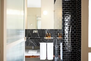 Dusche, Regendusche, Haartrockner, Bademäntel