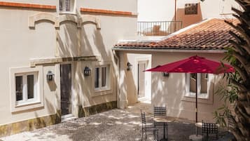 Hypo-allergenic bedding, minibar, in-room safe, free WiFi