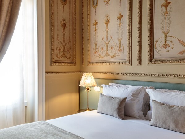 A hotel room with a large bed, a nightstand, and a lamp. - Dear Lisbon -Valmor Palace (Lisbon)