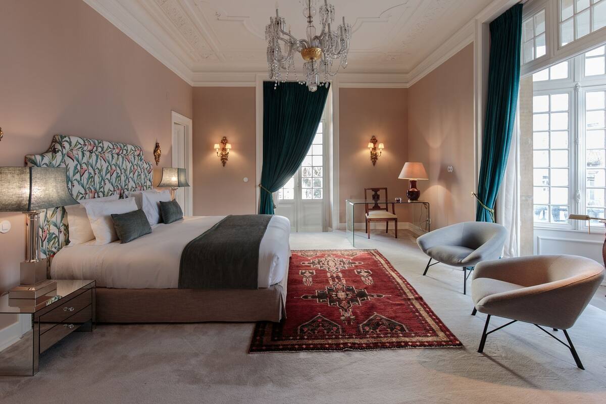 Hypo-allergenic bedding, minibar, in-room safe, free WiFi