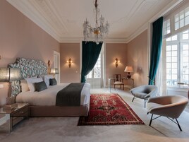 Hypo-allergenic bedding, minibar, in-room safe, free WiFi