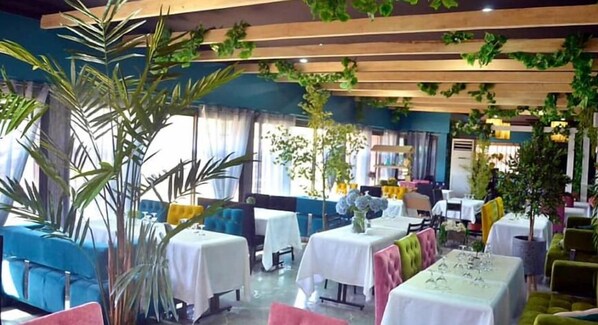 Se sirven desayunos, comidas, cenas y cocina local 