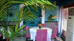 Breakfast, lunch and dinner served - Le Relais (Bamako)