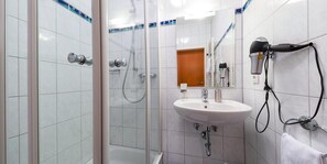 Tina profunda, amenidades de baño gratuitas, secadora de cabello 