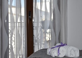 Escritorio, wifi gratis y ropa de cama 