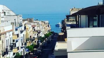 Tremannsrom – deluxe, delvis sjøutsikt | Utsikt fra balkong