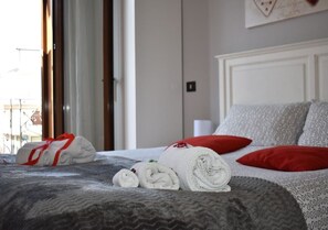 豪華三人房, 部分海景 | 書桌、免費 Wi-Fi、床單