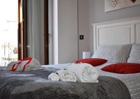 Habitación triple Deluxe, vistas parciales al mar | Escritorio, wifi gratis, ropa de cama