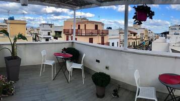 Dobbeltrom – deluxe, balkong, byutsikt | Skrivebord, wi-fi (inkludert) og sengetøy