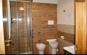 Deluxe Double Room, Balcony, City View | Bathroom | Shower, hydromassage showerhead, hair dryer, bathrobes - Alma Nua (Terrasini)