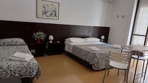 Chambre Triple, 1 chambre, salle de bains commune, vue cour intérieure