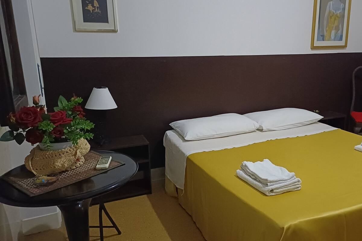 Habitación doble económica, 1 cama Queen size, vista al patio | Tabla de planchar con plancha, wifi gratis y muebles diferentes