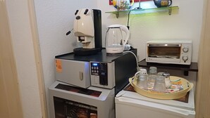 A compact kitchenette with a coffee maker, a toaster, a microwave, and a small oven. - Da Mary Guest House (Palermo)