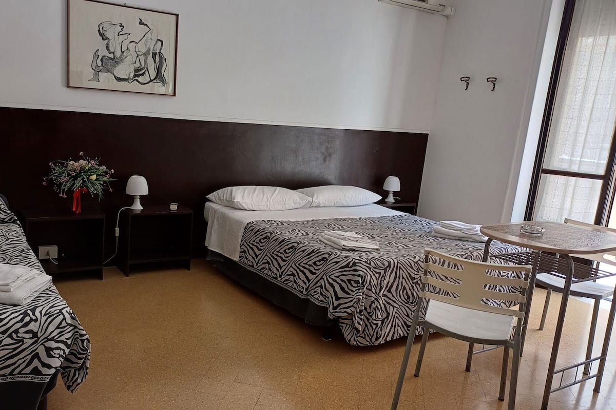 Habitación cuádruple económica, 1 habitación, baño compartido, vista al patio | Tabla de planchar con plancha, wifi gratis y muebles diferentes