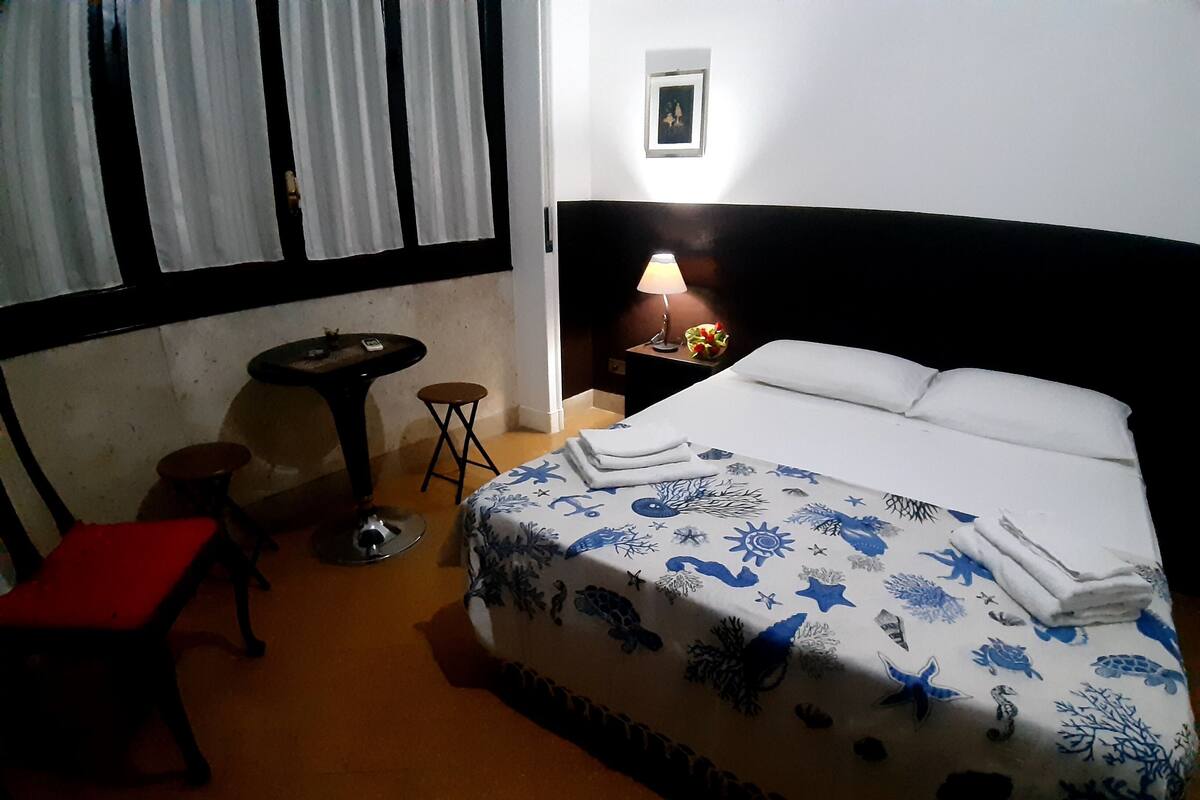 Chambre Double Économique, 1 chambre, salle de bains commune, côté cour intérieure (1, 2, 3 pax)