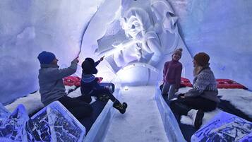 Snowhotel Familie rom (Design) | 1 Schlafzimmer, individuell dekoriert, kostenloses WLAN, Bettwäsche