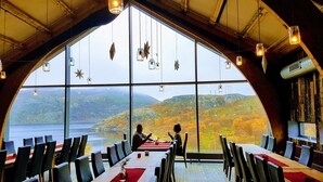 早餐，供應午餐和晚餐