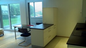 Apartament superior, vistes al riu | Cuina privada | Cafetera i tetera, frigorífic gran, microones i placa de cuina 