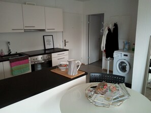 Refrigerador con freezer, microondas, placa de cocina, cafetera/tetera