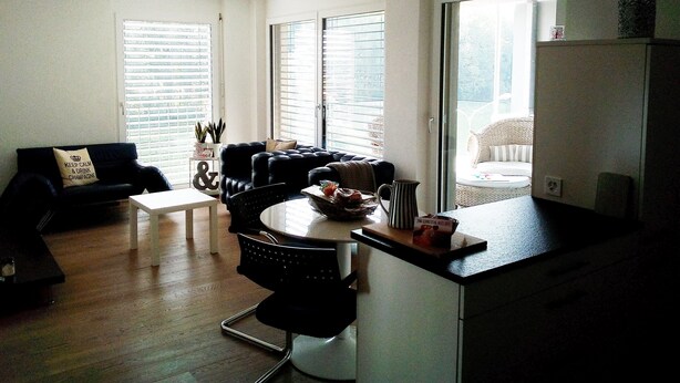 Apartament superior, vistes al riu | Sala d'estar | Televisor de pantalla plana 