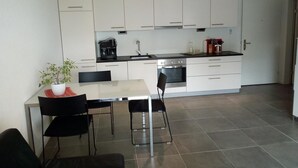 Apartament superior, vistes al riu | Cuina privada | Cafetera i tetera, frigorífic gran, microones i placa de cuina 