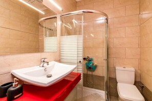 Departamento estándar, vista al jardín | Baño | Amenidades de baño gratuitas y secadora de cabello 