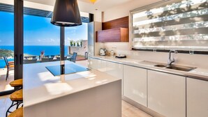 Villa - 4 soveværelser | Privat køkken | Espressomaskine, kaffe-/temaskine, køleskab/fryser i fuld størrelse, ovn