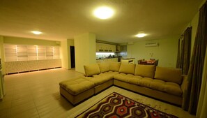 Villa, 6 Bedrooms | Living room