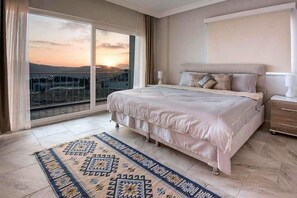 Villa | Skrivbord och sängkläder