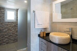 Villa | Salle de bain | Baignoire et douche séparées, baignoire profonde, serviettes fournies