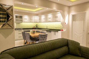 Villa, 3 chambres | Salle de séjour | Téléviseur à écran plat