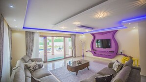 Villa, 5 Bedrooms, Private Pool | Living room