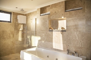 Villa, 6 chambres, non-fumeur, piscine privée | Salle de bain