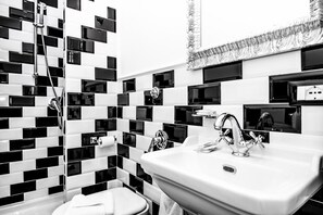 Shower, free toiletries, hair dryer, towels - Locanda Parlamento (Rome)