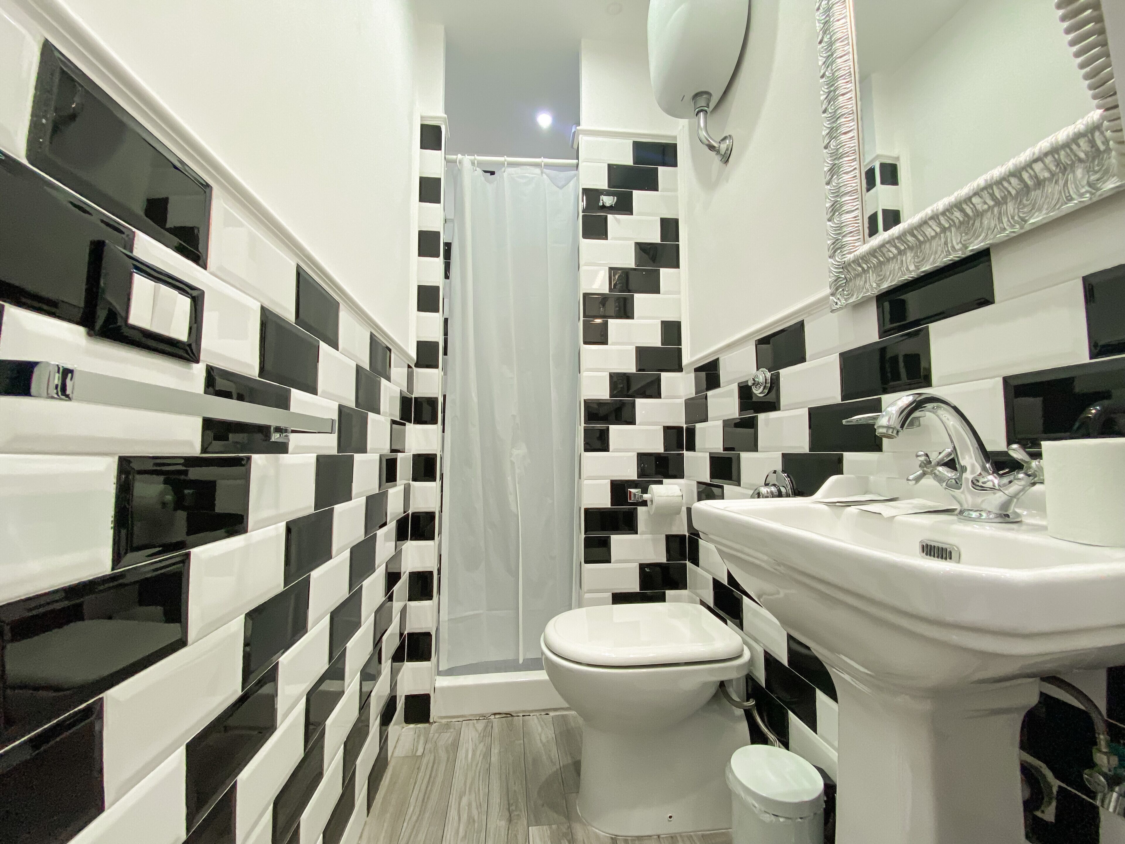 Doppia Economy | Bagno | Doccia, set di cortesia gratuito, asciugacapelli, asciugamani