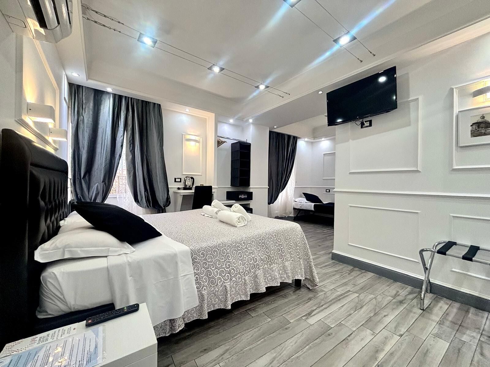 Quadruple Room | In-room safe, soundproofing, free WiFi, bed sheets