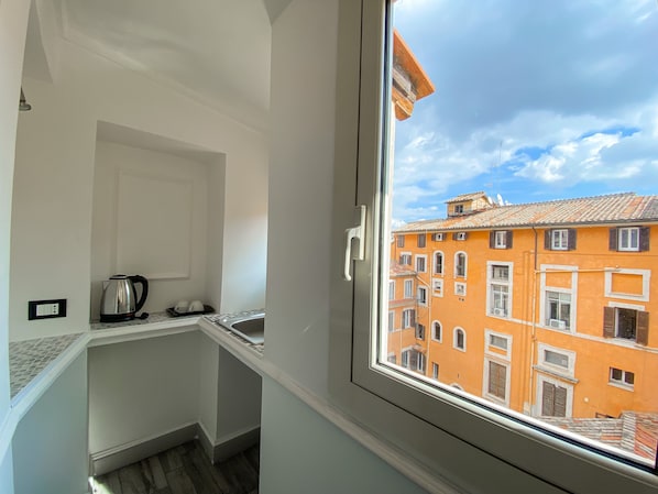 In-room safe, soundproofing, free WiFi, bed sheets - Locanda Parlamento (Rome)