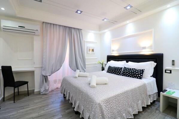 Superior Double Room | In-room safe, soundproofing, free WiFi, bed sheets - Locanda Parlamento (Rome)