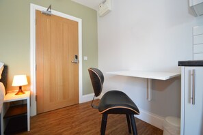 Standard Studio, Private Bathroom | Private kitchen