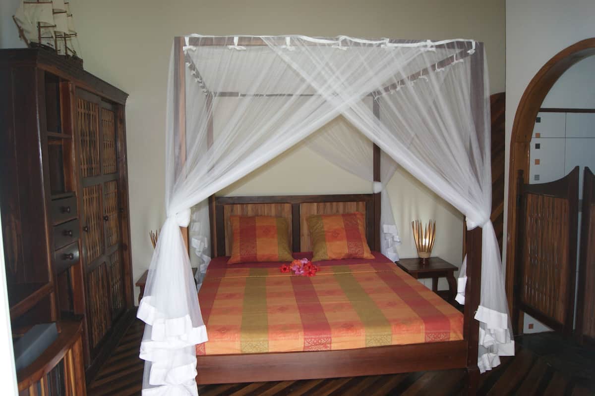 Comfort Double Room, 1 Queen Bed, Non Smoking | In-room safe, soundproofing, WiFi (surcharge), bed sheets