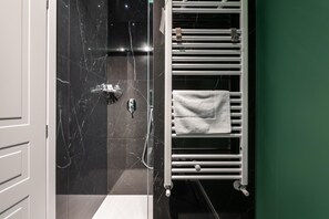 Dusche, kostenlose Toilettenartikel, Haartrockner, Bidet