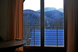 Travel cot, free WiFi, bed sheets