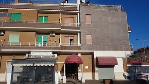 Ein mehrgeschossiges Gebäude mit einem Café im Erdgeschoss und einer Cocktailbar.