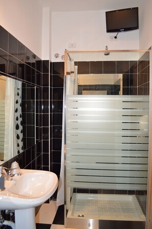 Comfort Triple Room, Multiple Beds, Non Smoking, Partial Sea View | Bathroom - Hotel Torvaianica (Pomezia)