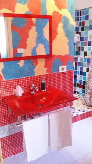 Dusj, regndusjhode, hårføner og håndklær