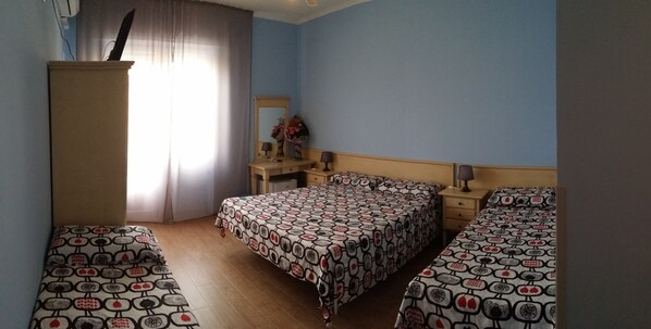 Firemannsrom – comfort, flere senger, ikke-røyk, byutsikt | Italienske Frette-laken, sengetøy av topp kvalitet og dundyner