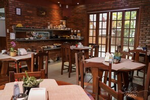 Free daily buffet breakfast  - Hotel Chalé de Minas (Barbacena)